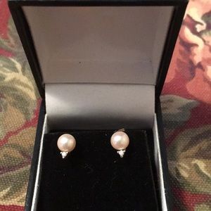 Beautiful pearl earrings never worn